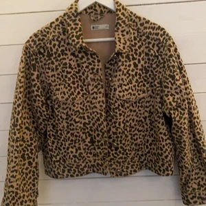 Leopard Jacka  - Vår/ sommarjacka från Gina Tricot storlek M🐆 köpare står för frakten! 