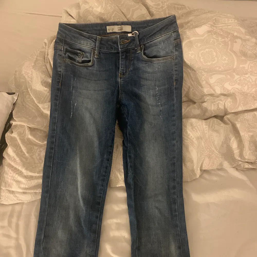 Jättefina jeans som formar din kropp jättebra! Tyvärr för små för mig. Använda ett par gånger men är i mycket bra skick! Passar en Xs/ liten s. Jeans & Byxor.