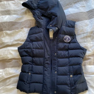 Väst - Bäst till våren, mörkblå från Abercrombie & Fitch, står att det är en L men skulle säga att det är en Small i storleken! 199