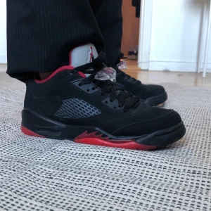 Air Jordan 5 retro low  - Använda men bra skick. Storlek 38 men skulle säga att de är små i storlek så passar nog 36/37. Inköpspris: 1400kr. Pris kan diskuteras!
