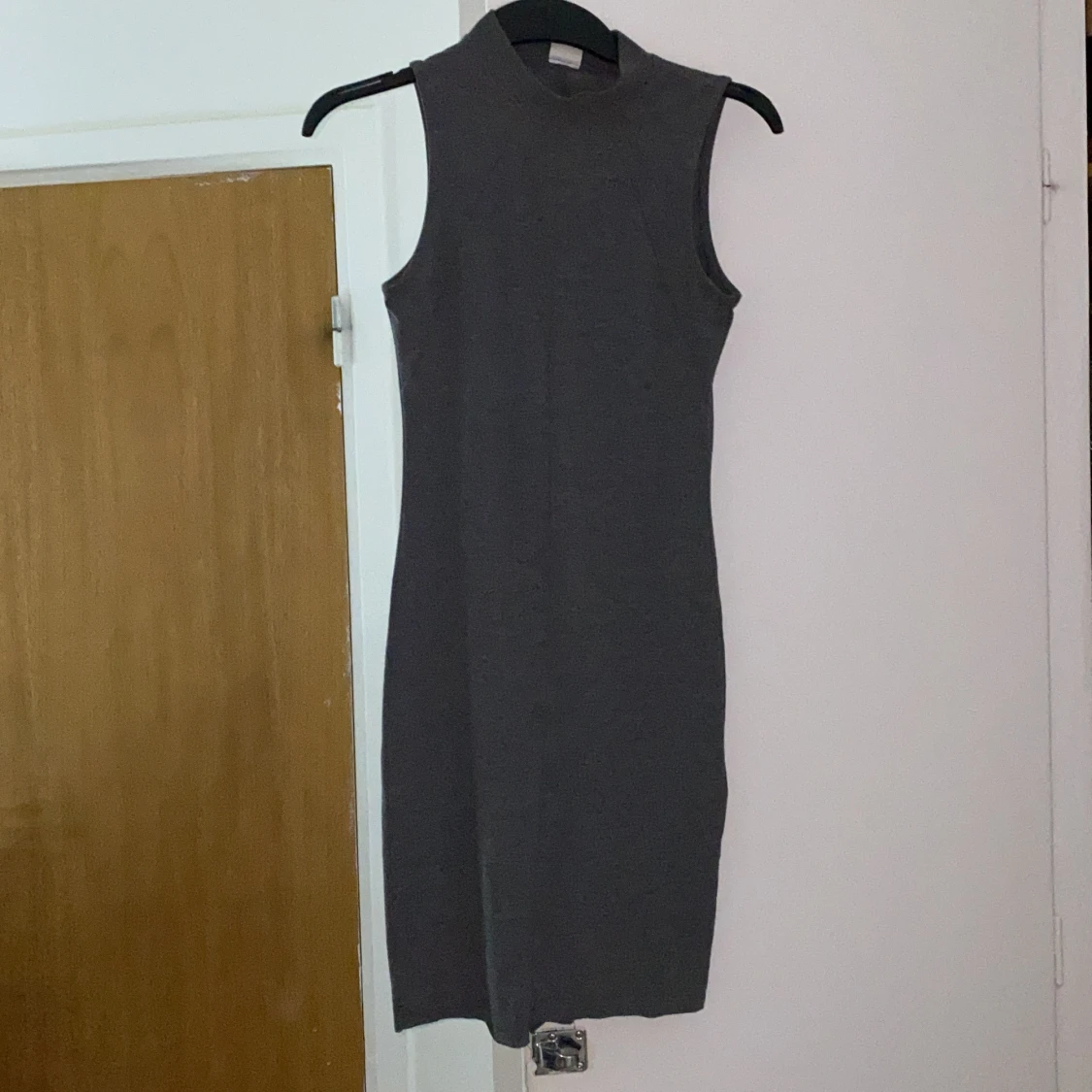 Tight grå klänning 