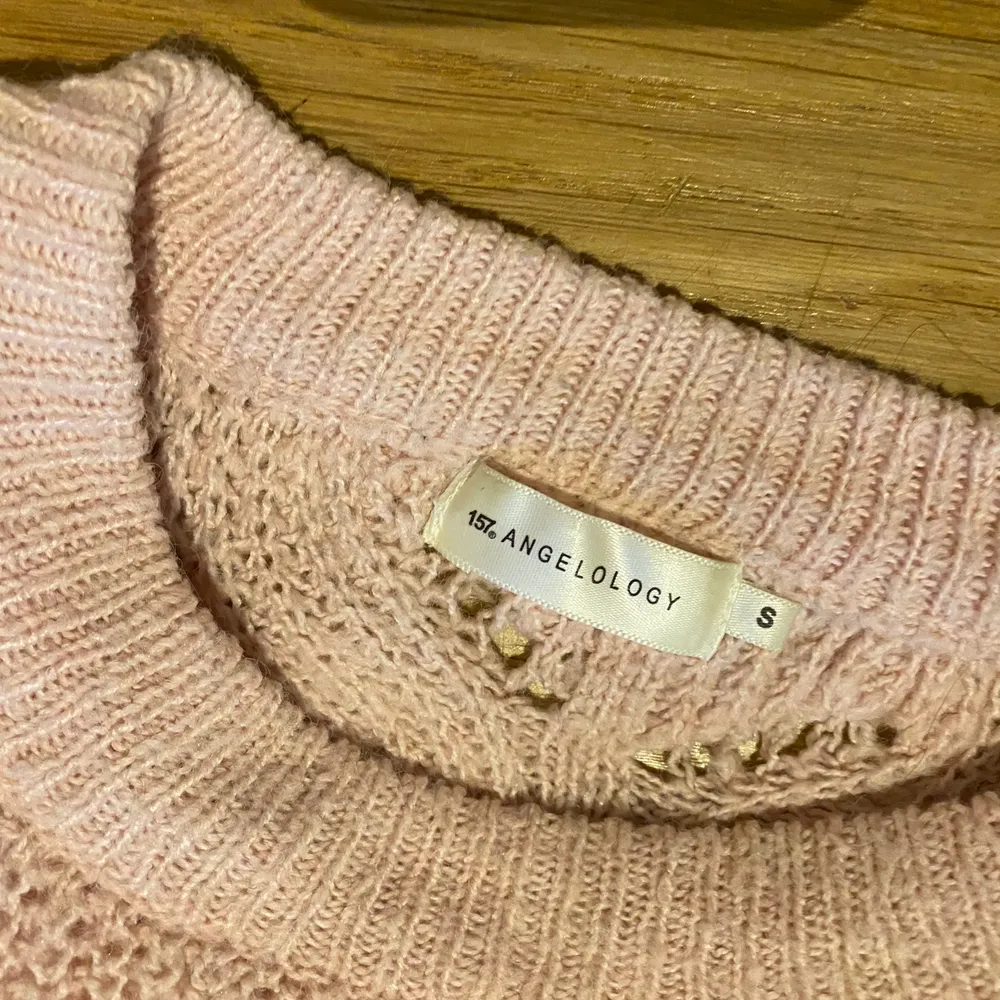En jättemysig rosa, stickad tröja från lager 157. Den är inte sticksig eller obekväm på något sätt och bara använd en eller två gånger så nästan helt oanvänd! Bara att höra av sig vid intresse!💕 Frakt tillkommer 62kr ☺️ . Stickat.