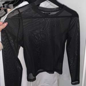 Svart mesh tröja från Monki, i storlek XSmall. Knappt använd, väldigt fint skick! Nypris ca 250kr, säljer för 120kr inkl frakt✨