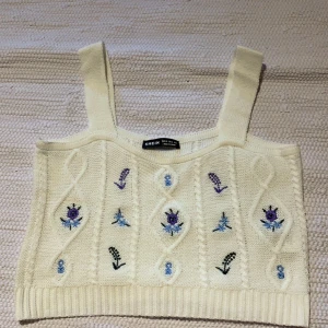 Shein topp - Superfin shein topp som är förliten för mig! Den är så gullig och skön och perfekt till sommar eller att ha över en skorta! Storlek xs-s. Pris 100kr eller bud