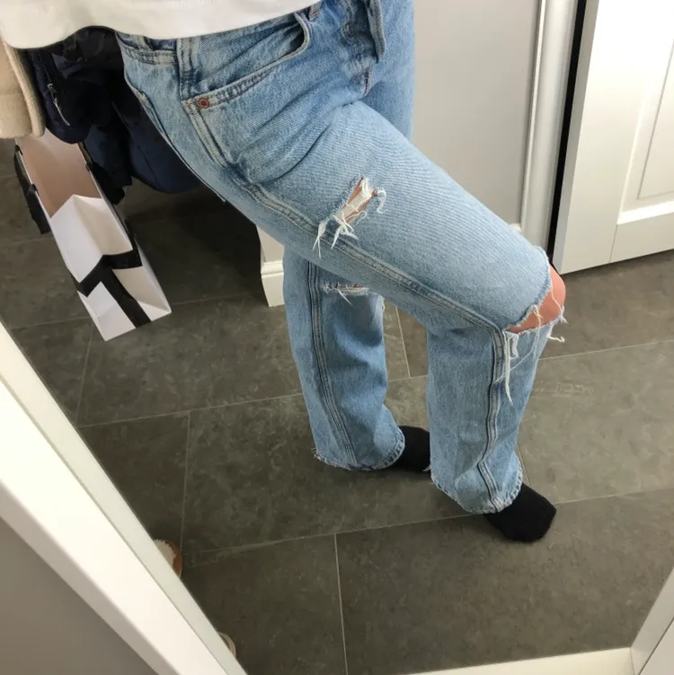 Supersnygga slitna jeans ifrån &OtherStories som är använda 4 gånger och är lågmidjade! Passar till det mesta och är trendiga och sköna . Jeans & Byxor.