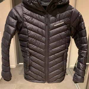 Peak Performance dunjacka  - Säljer denna peak jacka, använd men mycket bra skick! Inga slitningar. Strl XS men passar även S, nypris 2800kr pris kan diskuteras! köparen står för frakt.