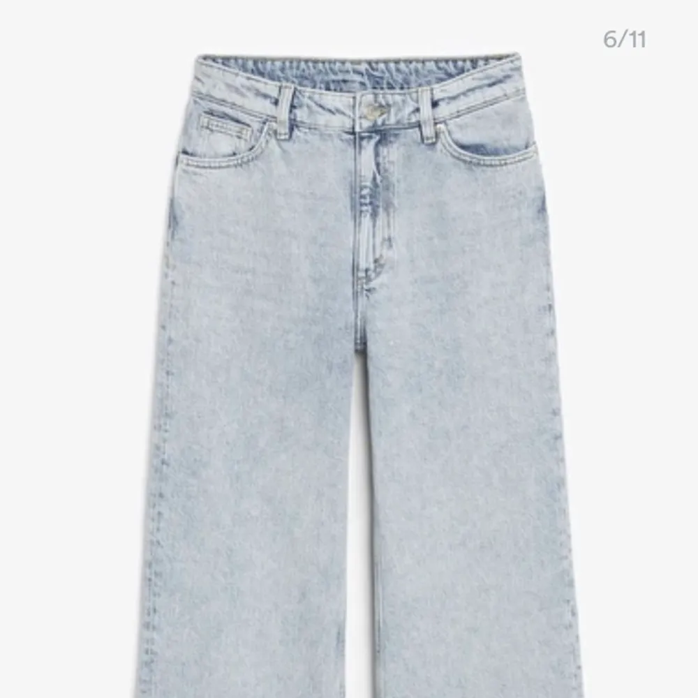Säljer dessa jeans ifrån monki!😍 I storlek 24, passar mig som är XS, sparsamt använda! Frakt tillkommer. Jeans & Byxor.
