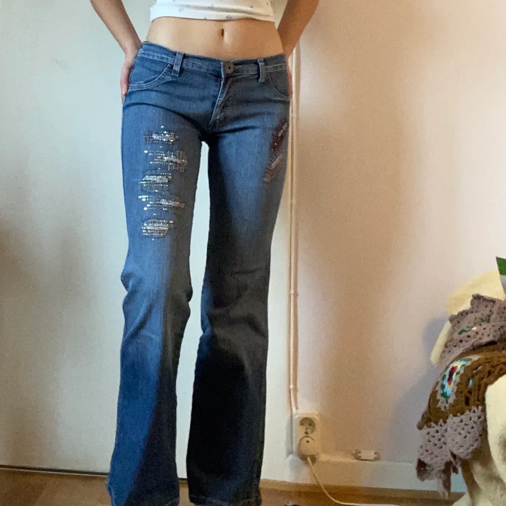 Y2K Jeans med låg midja och utsvängda ben!🌟 fint skick! Storlek: W:34 L32, (men jag skulle säga att den passar en stl 38, jag är 168cm för referens). Frakt tillkommer på 66kr🖤. Jeans & Byxor.