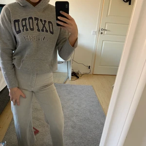 Hoodie  - Säljer denna gråa hoodie som kommer ifrån Oxford. Den är alltså köpt i Storbritannien. Det är även en cool forsla att ärmmuddarna inte finns.