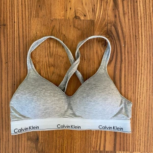 Calvin Klein topp - Har använt några gånger men inte riktigt min smak så tänker nu sälja den. Storlek L men jag har M och den sitter bra på mig. Köparen står för frakten.❤️✨