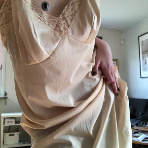 Ljusrosa klänning - Fin vintage ljusrosa klänning/nattlinne!! Väldigt 90s