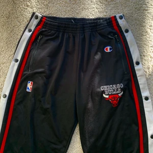 Vintage Champion Mjukisbyxor (L)  - Vintage Champion x NBA mjukisbyxor.  Lite noppriga men annars i fint skick Storlek L oversized på mig som normalt har M/L  (Herrbyxor) 
