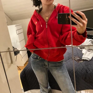 Vintage Burberry 2000 Tröja - Vintage Burberry tröja. Super härlig att ha på sig och passar till det mesta! (Fick tröjan i present, har tyvärr inget äkthetsbevis, alternativt kvitto) (liten vit fläck finns på ena ärmen, därav priset) 