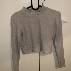 Långärmad magtröja  - Långärmad magtröja strl S. Säljer då den inte kommer till användning 