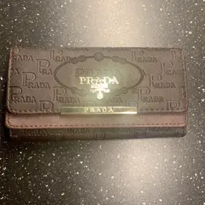 Super snygg Prada plånbok har ej använt, kan gå ner i pris.