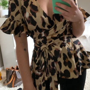 Leopard blus! - Så fin festtopp eller bara till vardags. Använd 1 gång så som ny, köparen står för frakten <3
