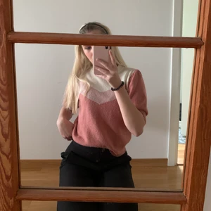 Stickad tröja - Säljer en supersnygg stickad tröja från NA-KD. Den är i storlek S och sitter väldigt bekvämt på. Hör av er om ni undrar något eller har fler funderingar💕