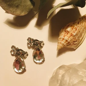 Strass clip-on i silver - Bijouteri clip-ond i strass och silver. Kan piffa upp vilken out-fit som helst!