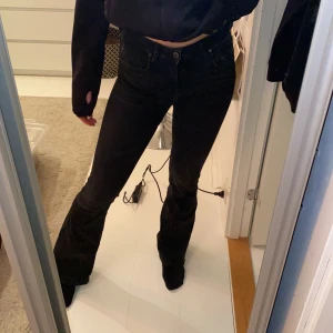 Svarta bootcut jeans - Ett par svarta bootcut jeans från Zara. Storlek 36. Skriv om du är intresserad. Är 170 och passar bra i längden på mig.
