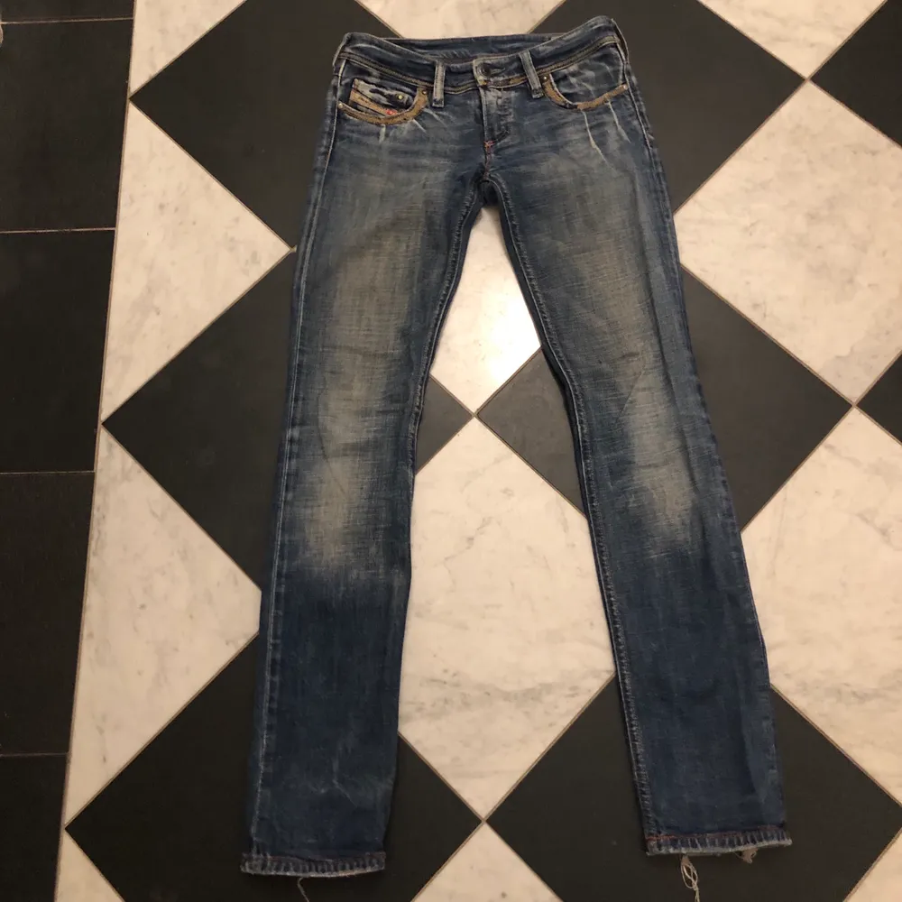 Lågmidjade jeans från Diesel. Raka i modellen med coola guldiga detaljer på fickorna. Storlek 25/32. Har lite slitningar nertill, men annars bra skick, köpta second hand. Säljer för att dem inte kommer så mycket till användning. Buda från 80kr!!💞. Jeans & Byxor.