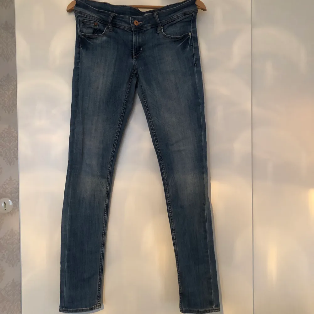 Ett par ljusblåa, väldigt lågmidjade jeans (slim) i storlek 30x32. De ser mörkare ut i bilden men de är ljusblåa. Säljer för 60 kr. Passform är XS/S. Jeans & Byxor.