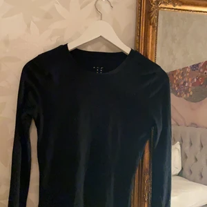 Svart långärmad tröja - Basis svart långärmad tröja. Perfekt tunn nu för våren! Väldigt fin med en väst eller liknande