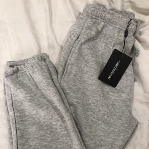 Grå Sweat pants  - Ash Grey joggers. Helt nya och oanvända mjukis byxor med lappen kvar. Väldigt snygga och sitter bra men det var lite längre än jag önskat och säljer de därför vidare. Jag är 158 cm. Utöver längden har dom väldigt fin passform precis som bilden. 