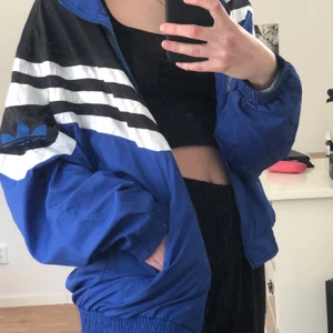 Adidas vindjacka - Köpte den på secondhand i somras och har använt den ca 5 gånger. Bra skick och jätteskön på hösten eller våren:)💕 står dock ”Lerums judo” på ryggen lol men den är riktigt snygg ändå🥰❤️