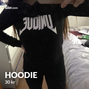 Hoodie - Svart hoodie från Gina i storlek XS. Sitter väldigt tight.