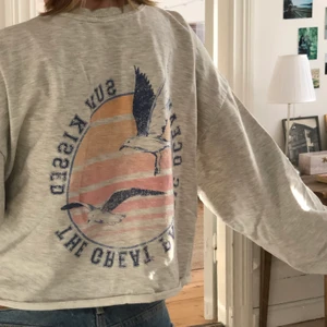 Croppad sweatshirt - Croppad tunn ljusgrå sweatshirt med tryck på ryggen 🤍