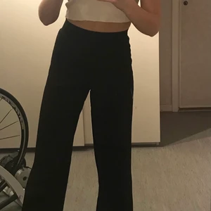 Supersköna svarta byxor i storlek xs - Supersköna svarta byxor från Gina. Mina favorit byxor som nu blivit för små 💙