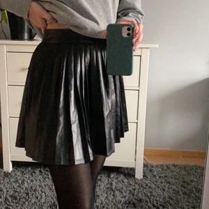Kjol - Fin kjol i läderimitation. Strl S. Aldrig använd. Köpare står för frakten!🤍💫