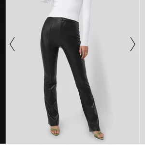 Skinnbyxor från nakd - Säljer dessa superfina skinnbyxor från nakd i storlek 36. De är avklippta där nere så de passar mig som är 163 ungefär, kan skicka närmare bilder om du är intresserad💗