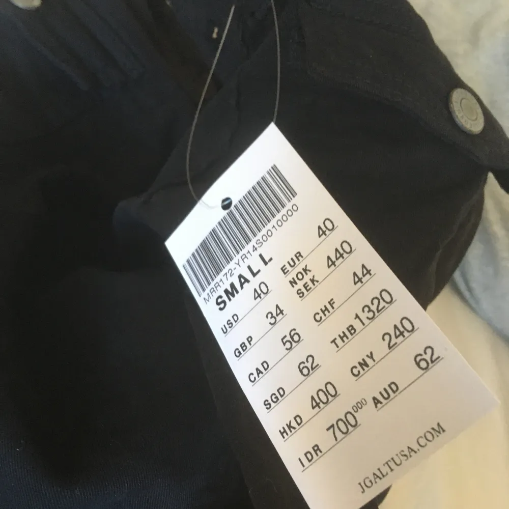 Svarta lågmidjade byxor ifrån Brandy Melville! Passar tyvärr inte mig rekommendera för w 24-26! Köpta för 470 inkl frakt. Lappen sitter kvar så de är helt nya! 💕. Jeans & Byxor.