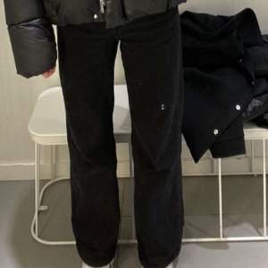 Svarta jeans från monki i modellen ”Yoko” storlek 28. Knappt använda men förstora för mig. Köpta för 400kr men säljs för 150+ frakt på 66kr. Priset kan diskuteras Kontakta vid intresse!