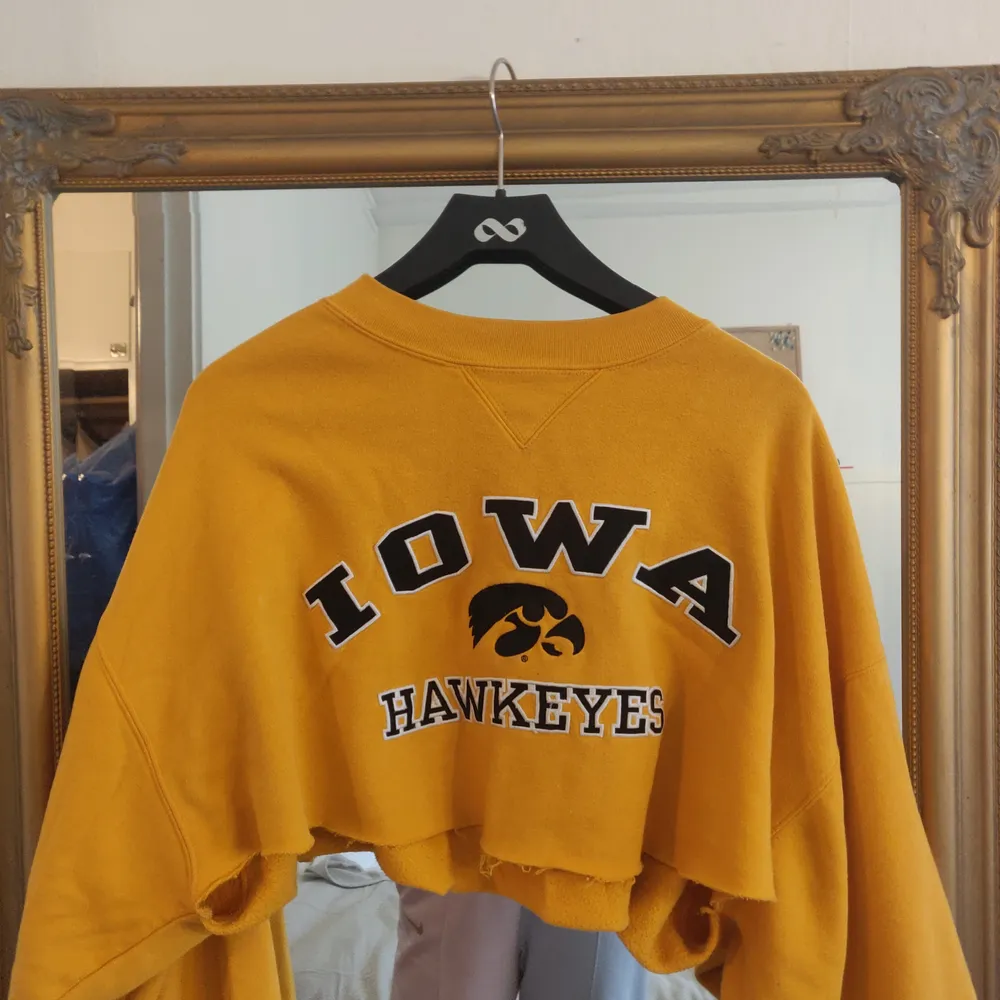 En gul oversized hoodie köpt från beyond retro som jag själv kroppade när jag köpte den. Hoodien är välanvända men i bra skick och ett av mina favoritplagg 🥰 Säljer då jag rensar massa och insett att den inte används tillräckligt mycket längre! . Hoodies.