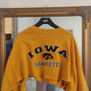 En gul oversized hoodie köpt från beyond retro som jag själv kroppade när jag köpte den. Hoodien är välanvända men i bra skick och ett av mina favoritplagg 🥰 Säljer då jag rensar massa och insett att den inte används tillräckligt mycket längre! 