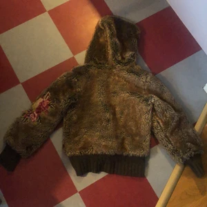 Pälsjacka med tryck - En så cool pälsjacka som jag skulle tro kan användas vara som en tjocktröja annars. Fake päls men sjukt snygg och med lite rosa detaljer!! Skriv privat om du undrar något 🥰