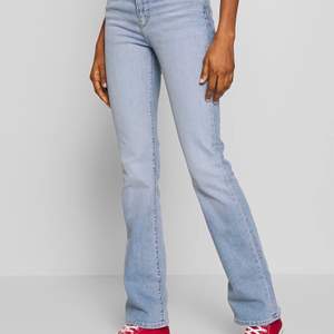 Knappt använda Levis jeans i storlek W25 L32 , ordinarie pris 1200 kr. Kan både mötas upp eller skicka men då är det du som står för frakten
