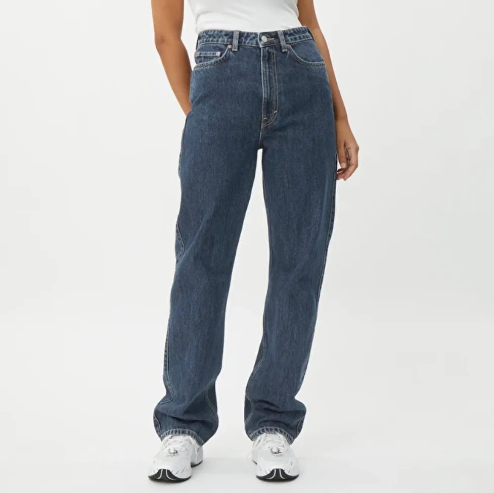 Ett par straightleg rowe jeans i färgen ”win blue” från weekday. Aldrig använda💙. Jeans & Byxor.