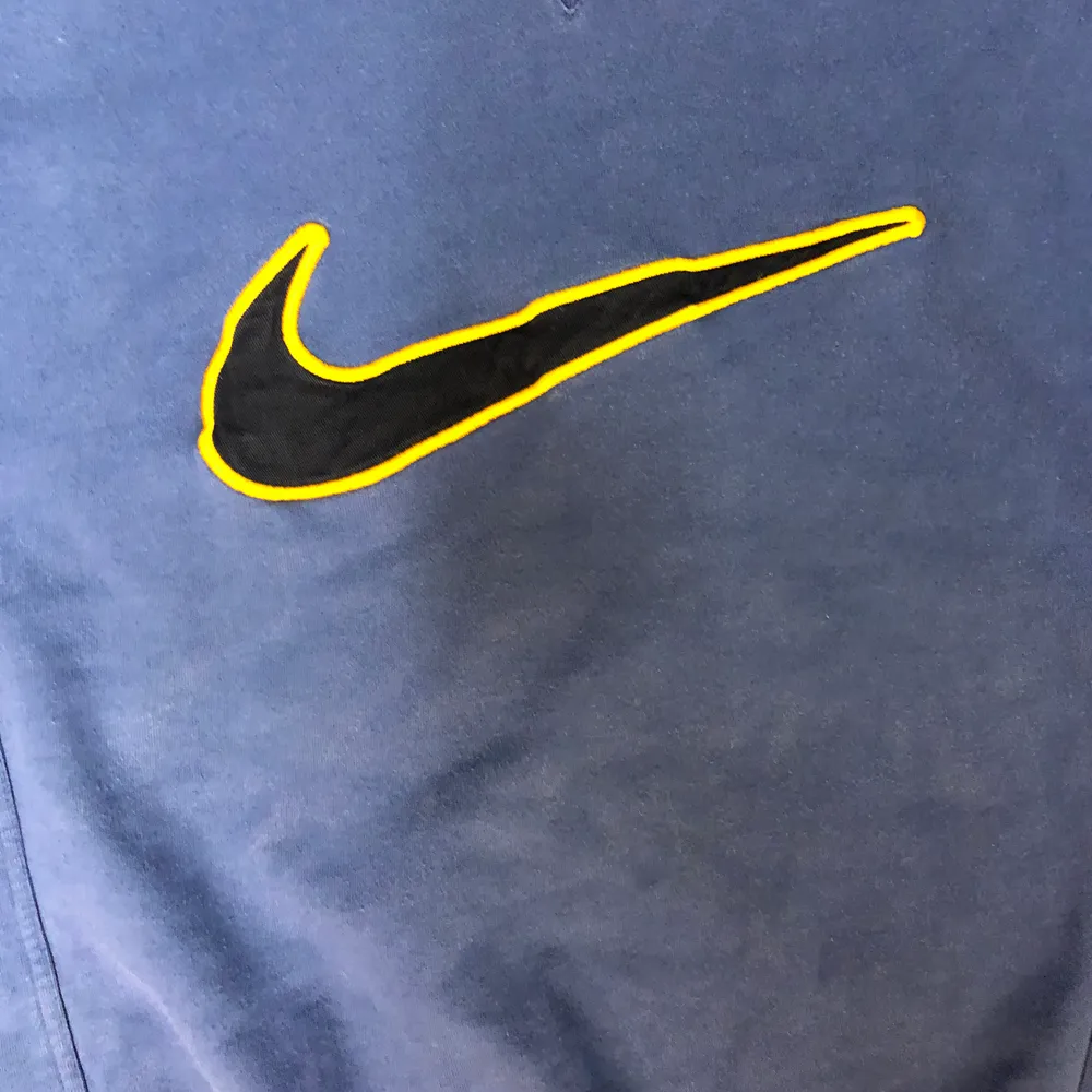 Galet snygg Nike sweatshirt, den är L i barnstorlek. Det är översatt till ungefär XS  Minsta höjning: 50kr Högsta bud: 300kr. Tröjor & Koftor.