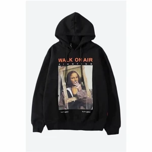 Svart hoodie - Säljer denna asballa hoodie från streetmärket New Wave Amsterdam. Köpte den för ungefär 1 år sen för 600kr men har endast fått användning för den några gånger. Tjockt mysigt material i bra kvalitet, känns väldigt lyxig! Utan tryck på ryggen. Unisex.❤️