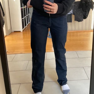 Straight leg Levi’s jeans - Ett par skitsnygga mörkblåa Levi’s jeans. Modellen är straightleg 501 men är tyvärr för små för mig😕💕