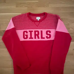 En damtröja i 100% bomull från Gant i stl M. Röd/rosa med texten GIRLS  Fin! Använd 1 gg på tjejfest! Tvätttas i 40 grader