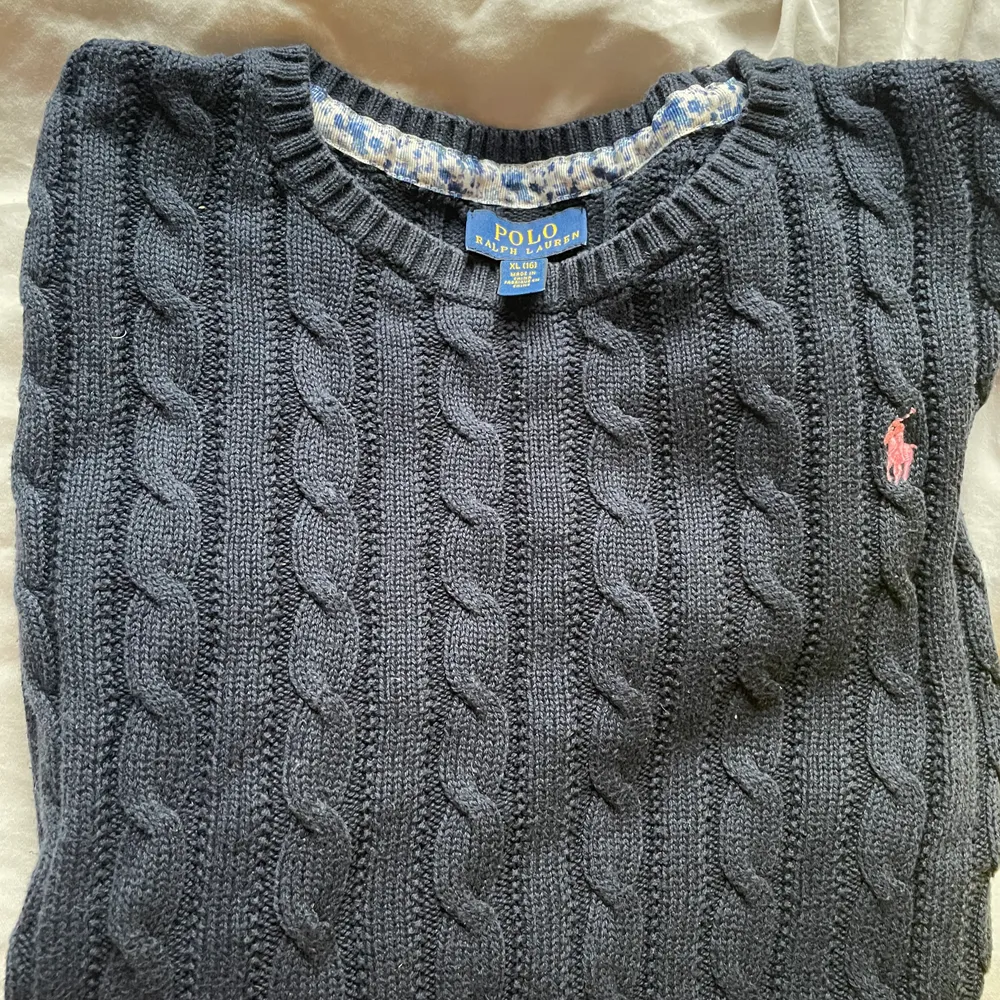 Väldigt bra skick Ralp Laruen stickad tröja! Tröjan är i XL men det är barn storlek så jag skulle säga att det är mer S/M pris kan diskuteras💖. Tröjor & Koftor.