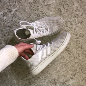 Adidas sneakers - Använt skick, se slitage på bild. Men så sköna skor. Går att tvätta dom i tvättmaskinen. Finns swish