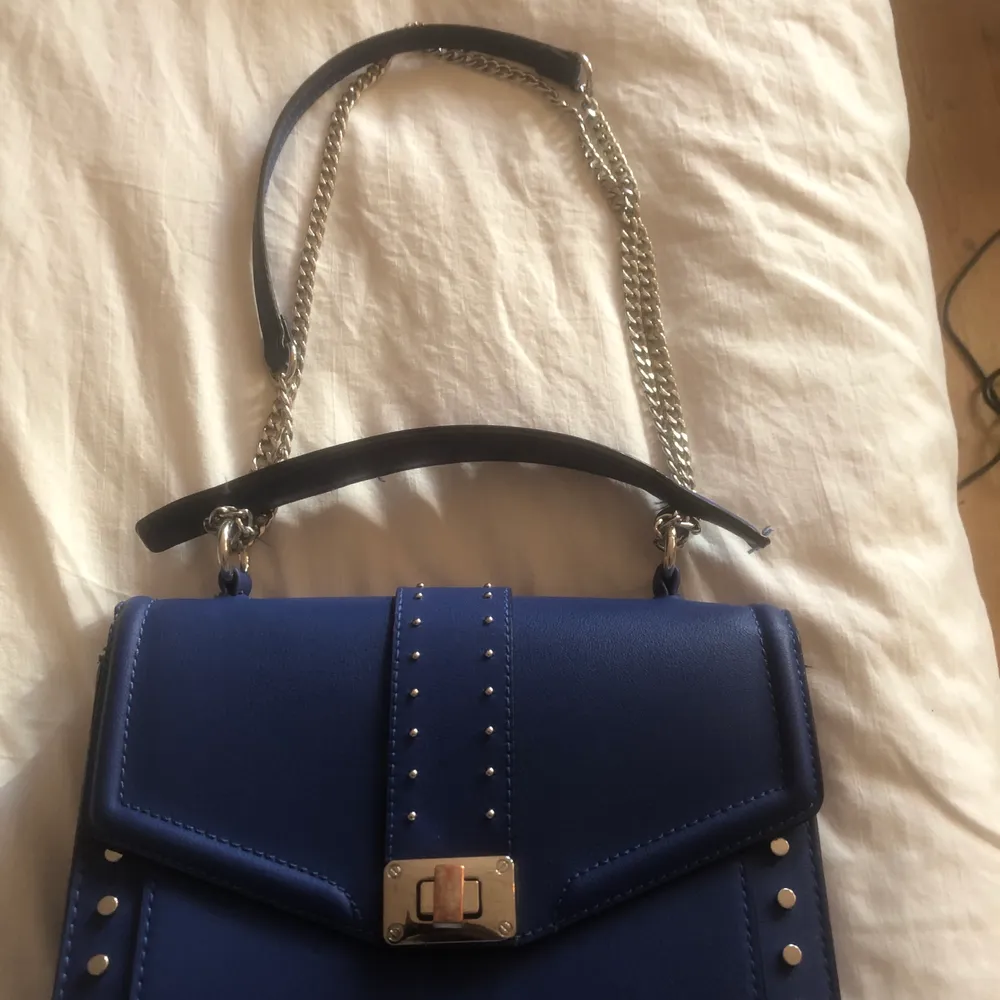 Snygg blå väska med silver detaljer från stradivarius som inte har kommit till så mycket användning. En perfekt lagom stor shoulderbag!💕. Väskor.