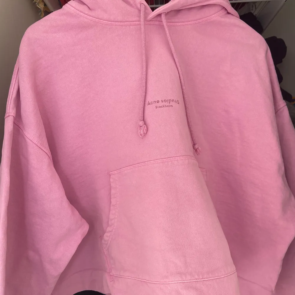 Ljusrosa hoodie från Acne! Storlek S men är oversized så passar från XS-M. Den är lite cropped. Köpare står för frakt. . Tröjor & Koftor.