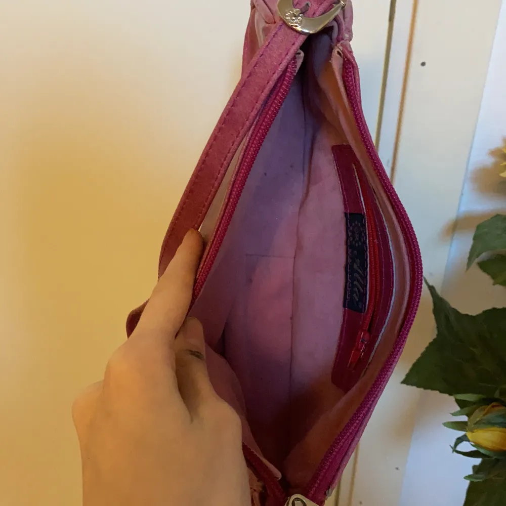 Super söt rosa vintage baguette väska. Ganska så liten så rymmer inte så mycket men verkligen jätte cool. Säljs för att den generellt inte kommer till användning. Hoppa på att få en ny cool ägare!. Väskor.