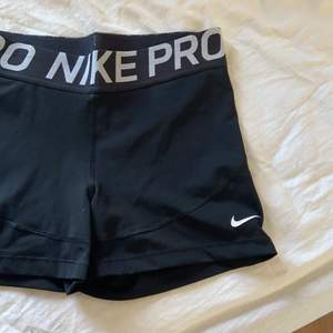 Helt nya Nike shorts, köpta i somras men aldrig använda.. 
